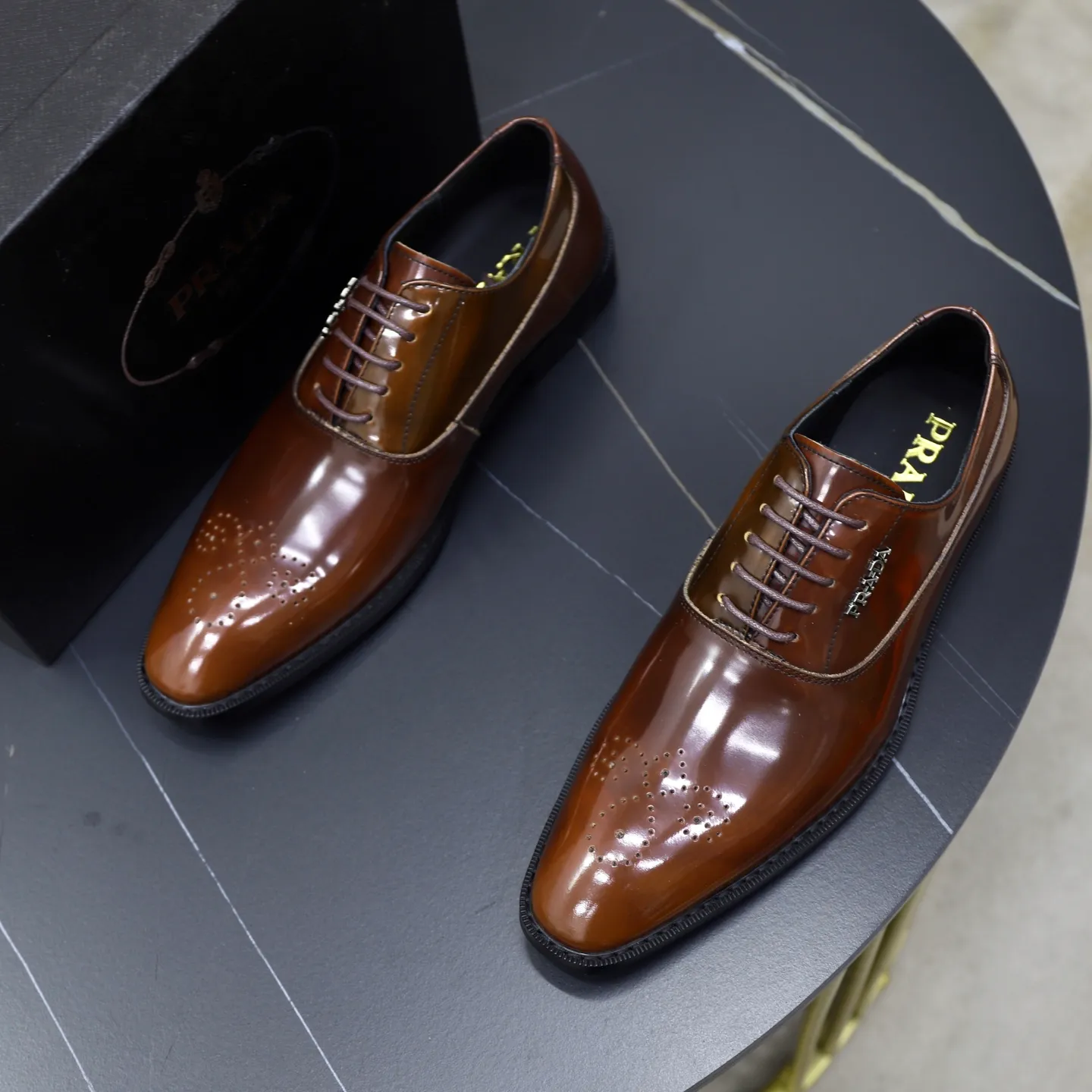Ex-factory price: 540💰🙅‍♂️🙅‍♂️🙅‍♂️ Brand: PRADA Standard code: Men's code 38-44 (45 can be customized) Grade: Same style as the official website Original order quality Material: Original cowhide surface Comfortable cowhide lining Original outsole Style category: Men's fashionable casual leather shoes Distinguished big-name luxury elements Top luxury Color: actual picture color